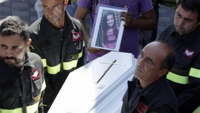 Quando os bombeiros encontraram essa menina de 9 anos, ela já estava morta. Mas embaixo do seu corpo, eles encontraram algo de partir o coração.