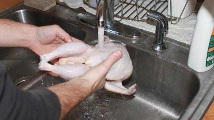 Depois deste vídeo, você não vai lavar o frango antes de cozinhar d