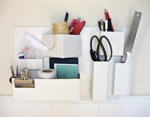 Invista nesta ideia de organizador de papelão para parede para decorar de forma organizada (Foto: designsponge.com) 