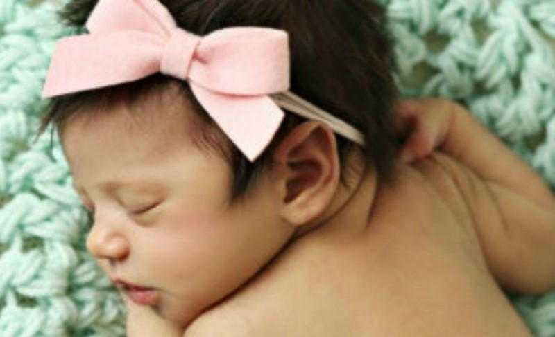 Mãe alerta após perder bebê por 1 erro ao usar faixa na cabeça
