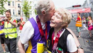 Esse casal de 80 anos comemorou o aniversário de casamento correndo uma maratona