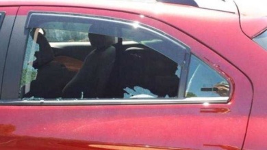 Policial encontra bebê em carro trancado e quente – quebra a janela, mas se dá conta de que cometeu um erro
