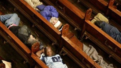 Igreja nos EUA abre as portas para pessoas em situação de rua dormirem.