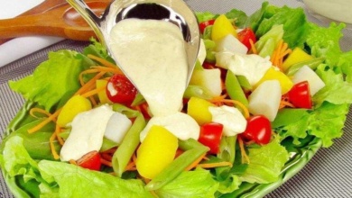 Salada com molho de queijo: fica pronta em 30 minutos!