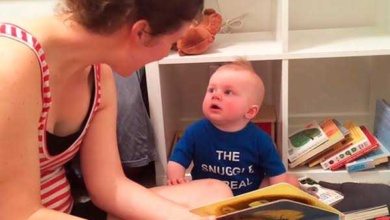 Bebê apaixonado por livros