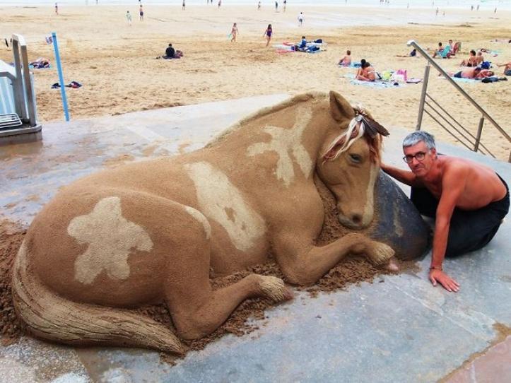 Artista basco faz esculturas de areia tão perfeitas que se parecem com animais vivos