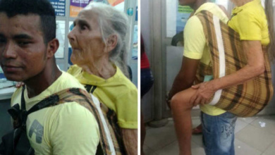 Parente carrega idosa com mais de 80 anos por mais